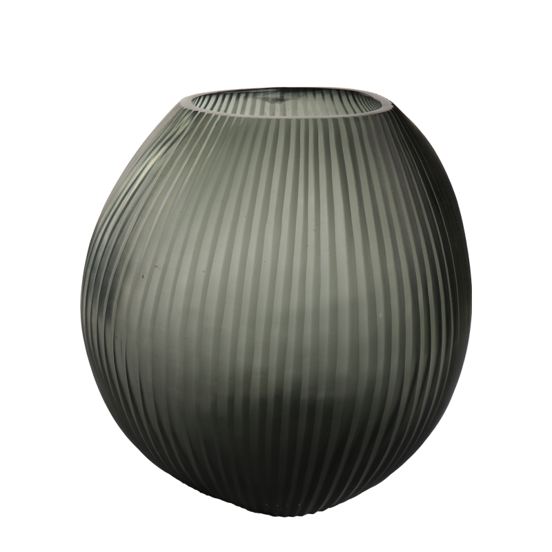 middel grote glazen vaas rond in de kleur grijs met verticale strepen