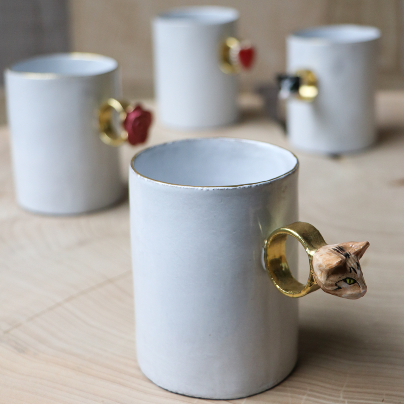 Astier de Villatte servies, witte ringmok kat, luxe cadeaus, luxe woonaccessoires