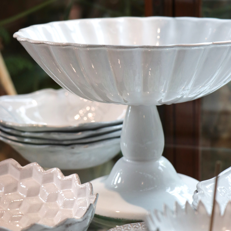 Astier de Villatte servies, witte keramiek schaal op voet , exclusieve woonaccessoires, luxe servies