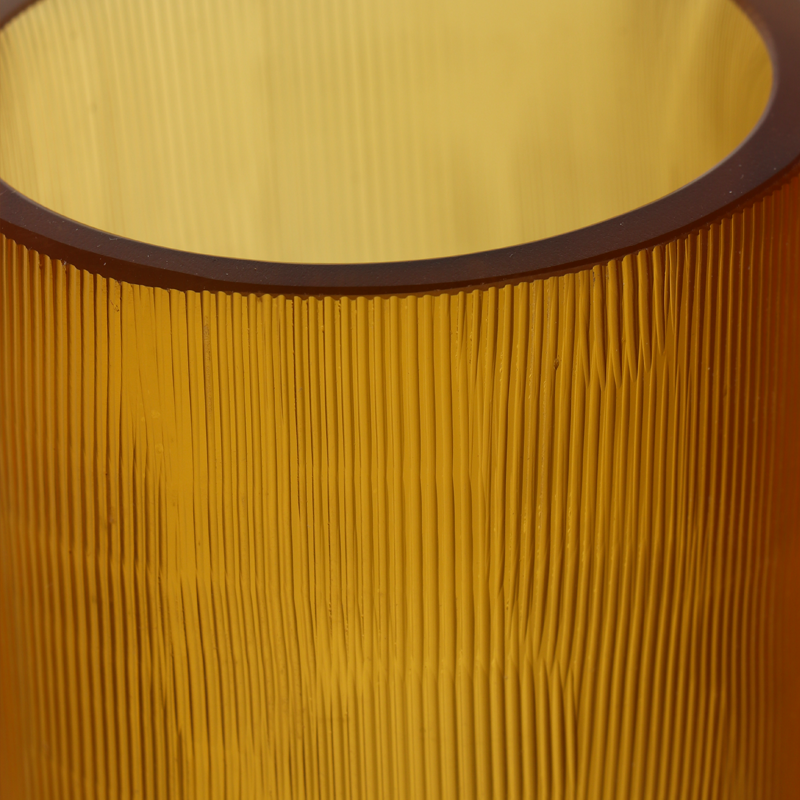 hoge gouden vaas met een langwerpige ronde vorm