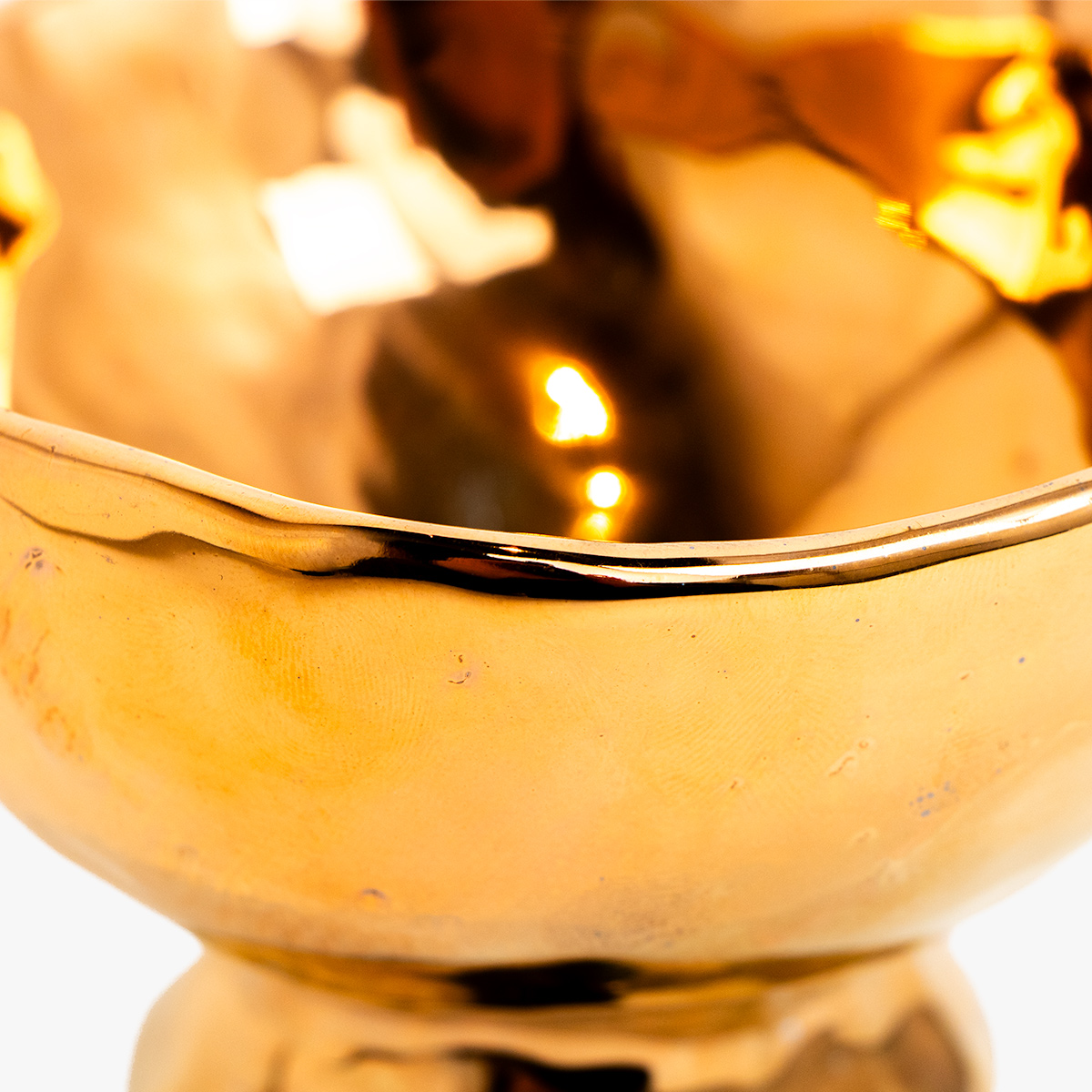 diepe schaal op voet alice shiny gold