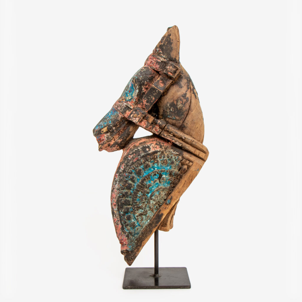 paardenhoofd op metalen standaard